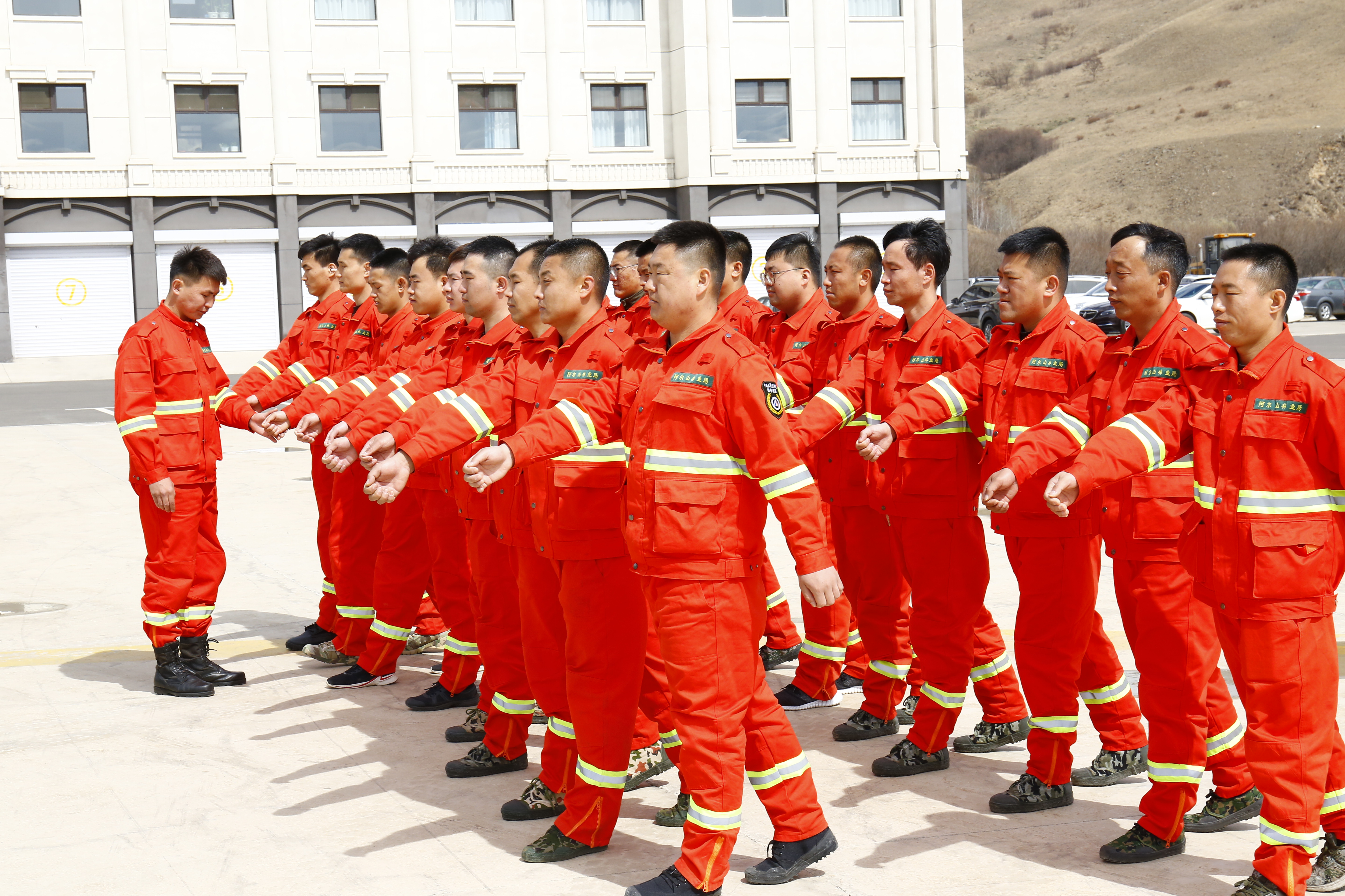 ４．３０黨建引領鑄精兵 隊列訓練展風采 (1).jpg